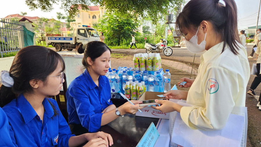 Tình nguyện viên tiếp nước, dụng cụ học tập cho các thí sinh tại điểm thi Trường THPT Nguyễn Thái Học (huyện Chư Pưh). Ảnh: Ngọc Sang Tình nguyện viên tiếp nước, dụng cụ học tập cho các thí sinh tại điểm thi Trường THPT Nguyễn Thái Học (huyện Chư Pưh). Ảnh: Ngọc Sang