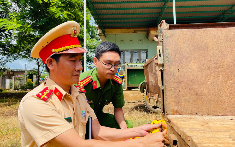 Công an TP. Pleiku dán đề can phản quang cho xe công nông. Ảnh: B.B