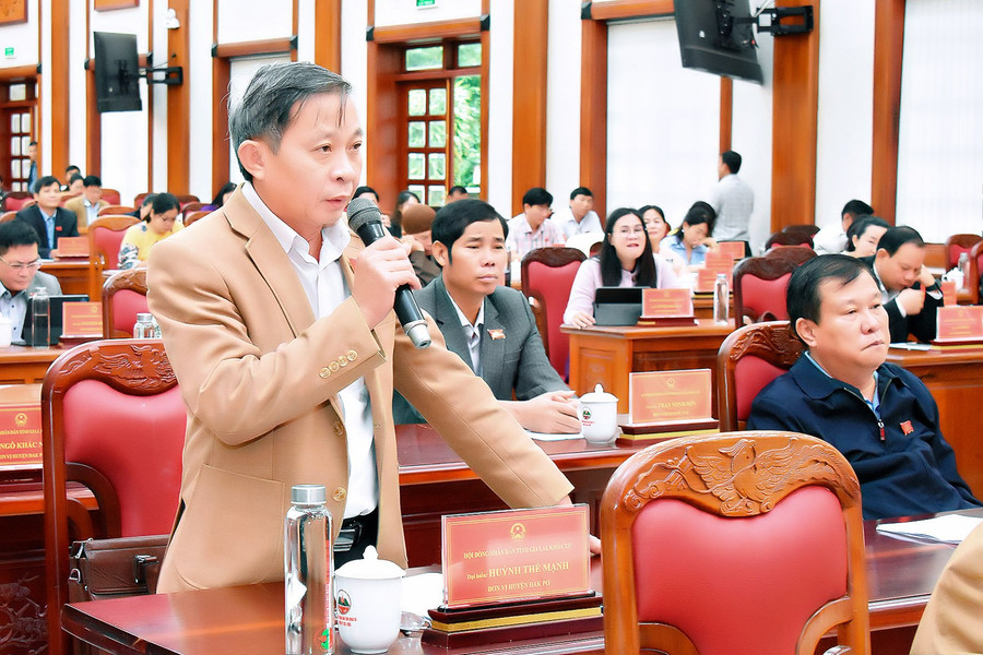 Đại biểu Huỳnh Thế Mạnh-Ủy viên Ban Thường vụ Tỉnh ủy, Trưởng ban Tuyên giáo Tỉnh ủy, Trưởng ban Văn hóa-Xã hội HĐND tỉnh Gia Lai-phát biểu ý kiến tại kỳ họp. Ảnh: Đ.T Đại biểu Huỳnh Thế Mạnh-Ủy viên Ban Thường vụ Tỉnh ủy, Trưởng ban Tuyên giáo Tỉnh ủy, Trưởng ban Văn hóa-Xã hội HĐND tỉnh Gia Lai-phát biểu ý kiến tại kỳ họp. Ảnh: Đ.T