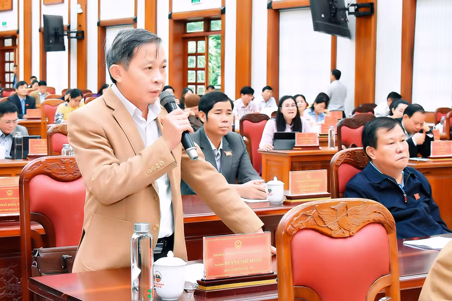 Đại biểu Huỳnh Thế Mạnh-Ủy viên Ban Thường vụ Tỉnh ủy, Trưởng ban Tuyên giáo Tỉnh ủy, Trưởng ban Văn hóa-Xã hội HĐND tỉnh Gia Lai-phát biểu ý kiến tại kỳ họp. Ảnh: Đ.T