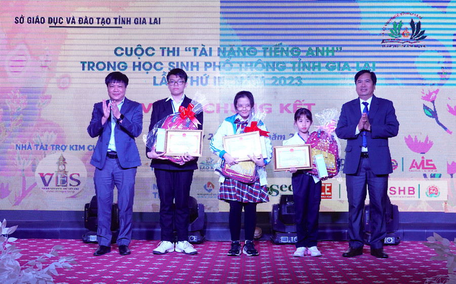 Ông Trần Bá Công (bìa phải)-Phó Giám đốc Sở GD-ĐT và đại diện đơn vị tài trợ cùng trao thưởng cho các thí sinh đạt giải nhất. Ảnh: Mộc Trà Ông Trần Bá Công (bìa phải)-Phó Giám đốc Sở GD-ĐT và đại diện đơn vị tài trợ cùng trao thưởng cho các thí sinh đạt giải nhất. Ảnh: Mộc Trà