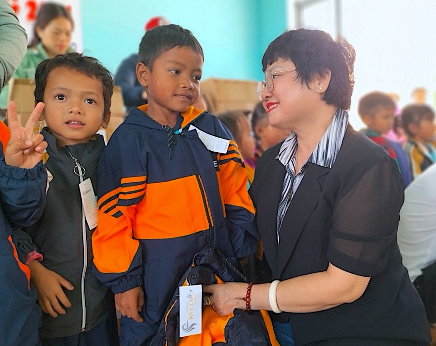 Bà Nguyễn Thị Phương Huệ-Phó Trưởng phòng Giáo dục Tiểu học và Giáo dục Mầm non (Sở GD-ĐT) tặng áo ấm cho trẻ em tại Trường Mầm non Bông Sen (xã Ya Ma, huyện Kông Chro). Ảnh: M.T Bà Nguyễn Thị Phương Huệ-Phó Trưởng phòng Giáo dục Tiểu học và Giáo dục Mầm non (Sở GD-ĐT) tặng áo ấm cho trẻ em tại Trường Mầm non Bông Sen (xã Ya Ma, huyện Kông Chro). Ảnh: M.T