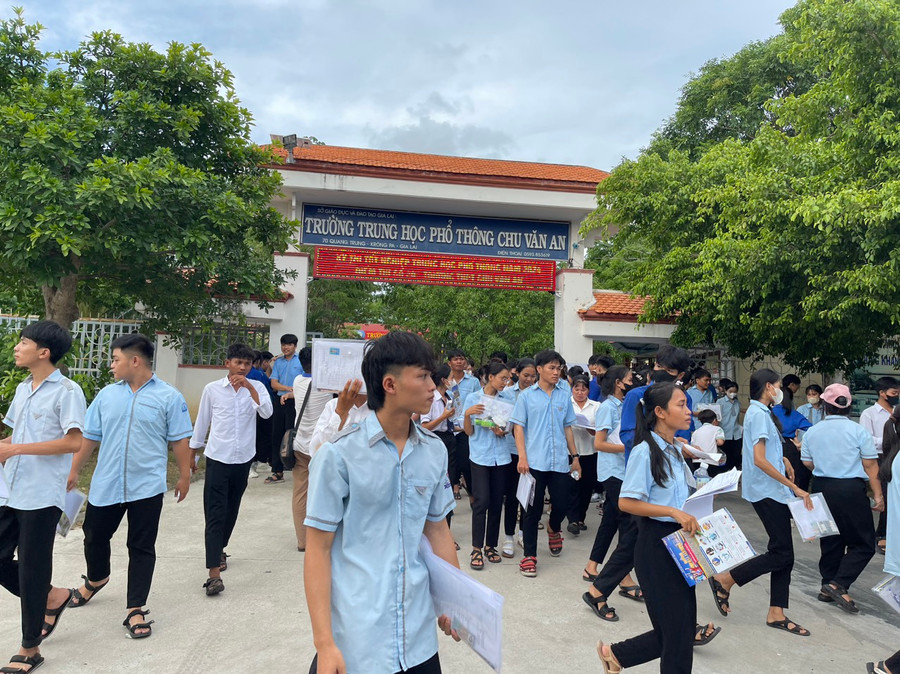 Các thí sinh tại điểm thi Trường THPT Chu Văn An (huyện Krông Pa) phấn khởi sau khi hoàn thành 2 môn thi đầu tiên. Ảnh: Vũ Chi Các thí sinh tại điểm thi Trường THPT Chu Văn An (huyện Krông Pa) phấn khởi sau khi hoàn thành 2 môn thi đầu tiên. Ảnh: Vũ Chi