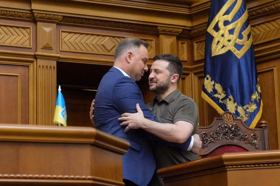 Tổng thống Ba Lan Andrzej Duda (bìa trái) và Tổng thống Ukraine Volodymyr Zelensky tại Kiev. Ảnh: Reuters (Nguồn: nld.com.vn)
