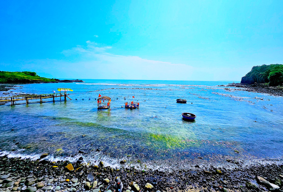 Theo người dân địa phương, sở dĩ thắng cảnh này có tên gọi là Gành Yến vì trong vịnh đá có nhiều hốc nhỏ là nơi trú ngụ của một số loài chim, nhất là chim yến. Ảnh: Mộc Trà