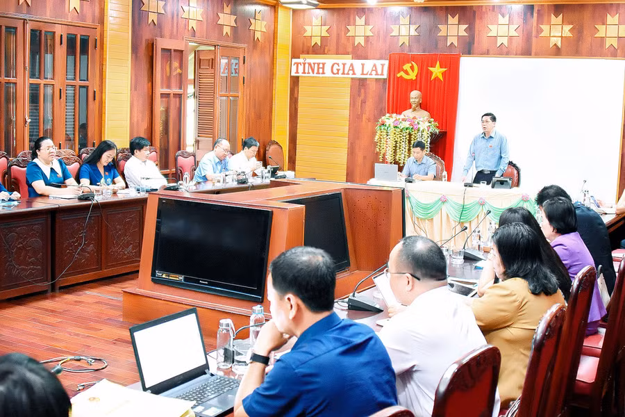 Nhiều đại biểu cũng đề cập đến kết quả giải quyết các ý kiến, kiến nghị của cử tri tại kỳ họp. Ảnh: Đ.T