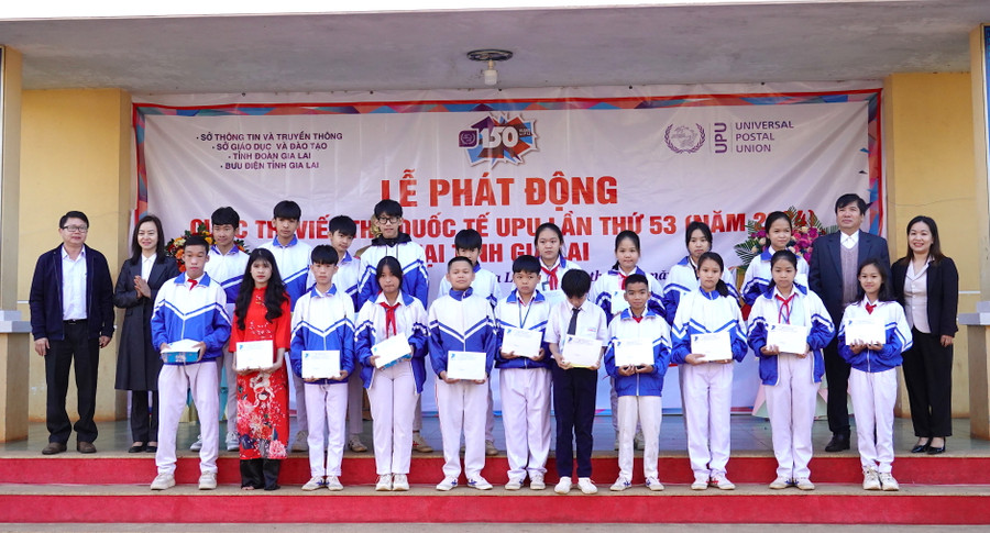 Trao tặng 20 suất quà của Bưu điện tỉnh và VNPT Gia Lai cho các em học sinh có hoàn cảnh khó khăn của Trường Tiểu học và THCS Lê Văn Tám. Ảnh: Mộc Trà Trao tặng 20 suất quà của Bưu điện tỉnh và VNPT Gia Lai cho các em học sinh có hoàn cảnh khó khăn của Trường Tiểu học và THCS Lê Văn Tám. Ảnh: Mộc Trà