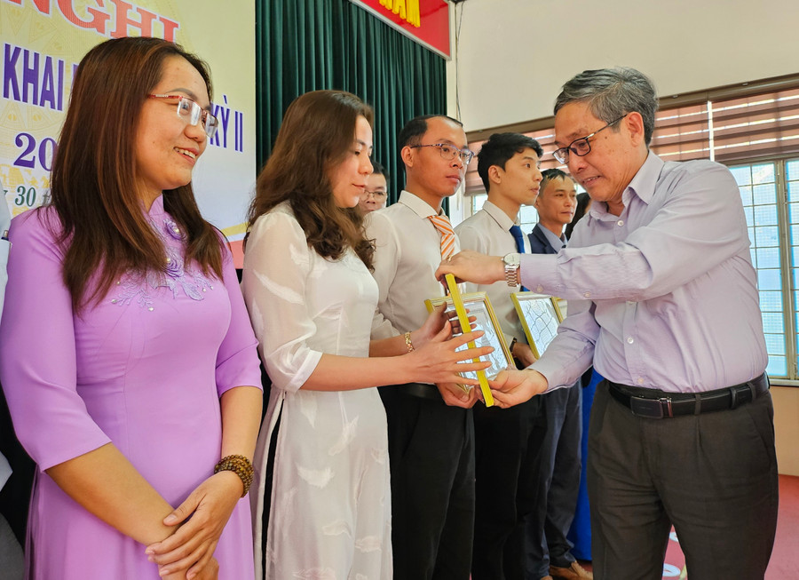 Giám đốc Sở GD-ĐT tặng giấy khen cho cá nhân có thành tích xuất sắc trong các phong trào thi đua chuyên đề của ngành. Ảnh: Mộc Trà Giám đốc Sở GD-ĐT tặng giấy khen cho cá nhân có thành tích xuất sắc trong các phong trào thi đua chuyên đề của ngành. Ảnh: Mộc Trà