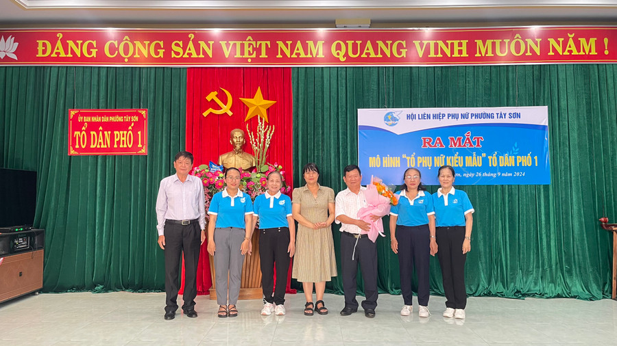 "Tổ Phụ nữ kiểu mẫu" tại tổ dân phố 1 (phường Tây Sơn, TP. Pleiku) ra mắt nhận nhiệm vụ. Ảnh: B.B "Tổ Phụ nữ kiểu mẫu" tại tổ dân phố 1 (phường Tây Sơn, TP. Pleiku) ra mắt nhận nhiệm vụ. Ảnh: B.B