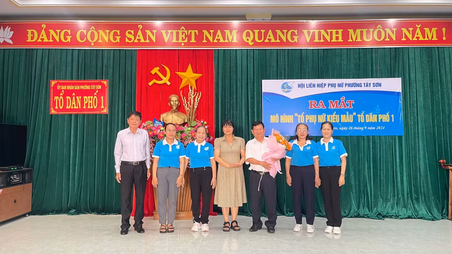 "Tổ Phụ nữ kiểu mẫu" tại tổ dân phố 1 (phường Tây Sơn, TP. Pleiku) ra mắt nhận nhiệm vụ. Ảnh: B.B