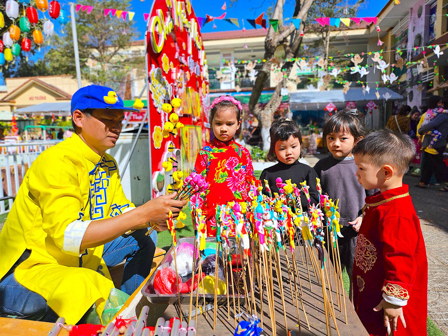 Hấp dẫn và đông vui nhất có lẽ là hoạt động “Bé đi chợ Tết” trong không gian chợ quê ngay sân trường; với các gian hàng bánh mứt, rau-củ-quả, quà lưu niệm, tò he… Hấp dẫn và đông vui nhất có lẽ là hoạt động “Bé đi chợ Tết” trong không gian chợ quê ngay sân trường; với các gian hàng bánh mứt, rau-củ-quả, quà lưu niệm, tò he…