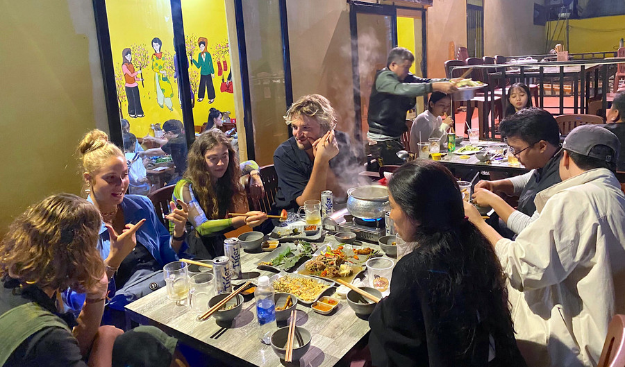 Người nước ngoài đón năm mới tại Pleiku bằng những bữa tiệc tối ấm cúng cùng bạn bè. Ảnh: NVCC