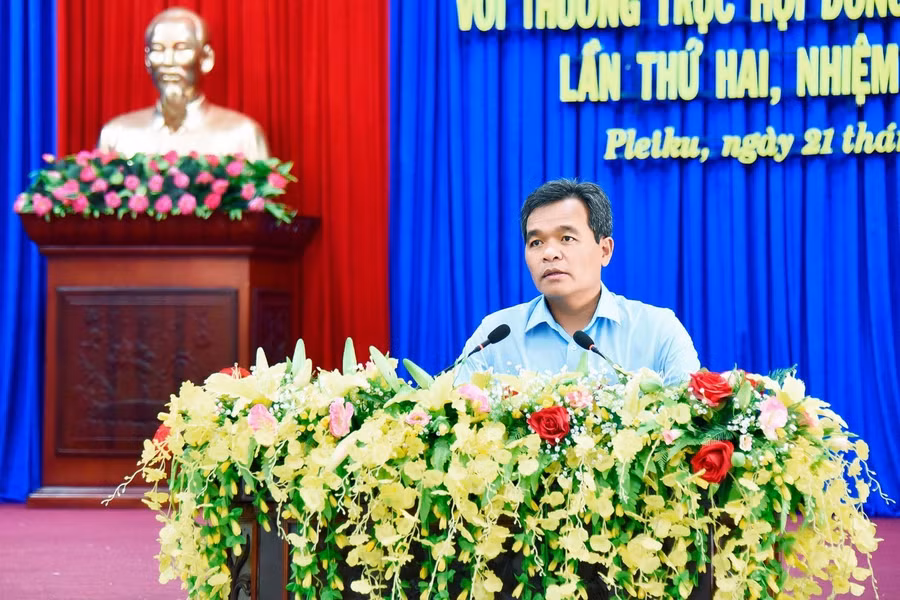 Ủy viên Ban Chấp hành Trung ương Đảng, Bí thư Tỉnh ủy, Chủ tịch HĐND tỉnh Hồ Văn Niên phát biểu chỉ đạo tại hội nghị. Ảnh: Đức Thụy