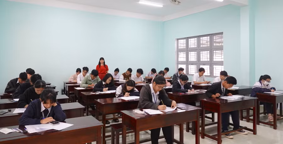Những thí sinh đã có chứng chỉ Tiếng Anh-IELTS và Tiếng Trung Quốc-HSK cấp độ 3 được miễn thi bài thi Ngoại ngữ tại Kỳ thi tốt nghiệp THPT năm 2023. Ảnh: Mộc Trà
