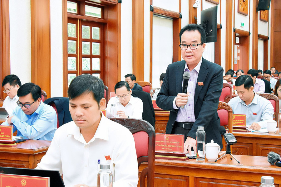 Giám đốc Sở Nông nghiệp và PTNT Lưu Trung Nghĩa lý giải về nguyên nhân diện tích trồng rừng, cây phân tán trong 6 tháng đầu năm trên địa bàn tỉnh đạt thấp. Ảnh: Đ.T Giám đốc Sở Nông nghiệp và PTNT Lưu Trung Nghĩa lý giải về nguyên nhân diện tích trồng rừng, cây phân tán trong 6 tháng đầu năm trên địa bàn tỉnh đạt thấp. Ảnh: Đ.T