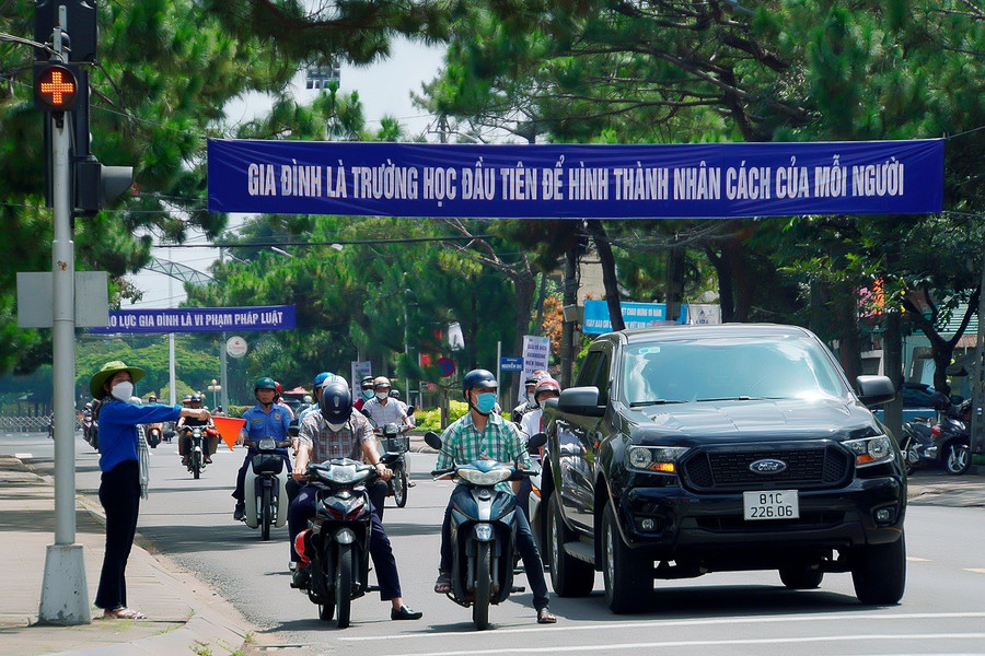 Tình nguyện viên phân luồng giao thông tại trục đường Trần Hưng Đạo-Quang Trung (TP. Pleiku). Ảnh: Đức Thụy