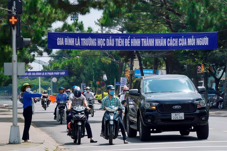 Tình nguyện viên phân luồng giao thông tại trục đường Trần Hưng Đạo-Quang Trung (TP. Pleiku). Ảnh: Đức Thụy