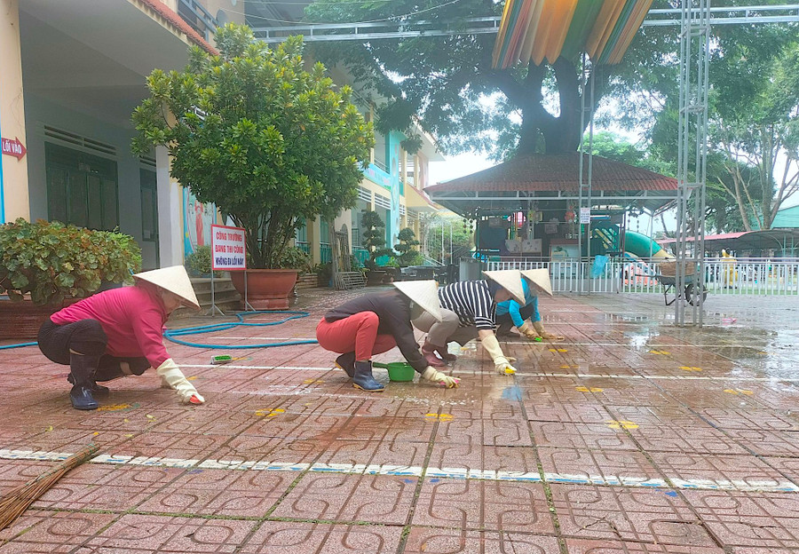 Nhiều cơ sở giáo dục đang tập trung vệ sinh khuôn viên trường, lớp để chuẩn bị cho năm học mới 2024-2025. Ảnh: Mộc Trà Nhiều cơ sở giáo dục đang tập trung vệ sinh khuôn viên trường, lớp để chuẩn bị cho năm học mới 2024-2025. Ảnh: Mộc Trà