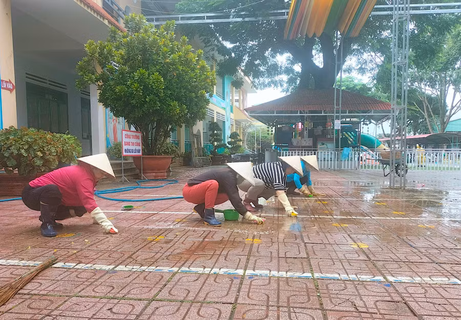 Nhiều cơ sở giáo dục đang tập trung vệ sinh khuôn viên trường, lớp để chuẩn bị cho năm học mới 2024-2025. Ảnh: Mộc Trà