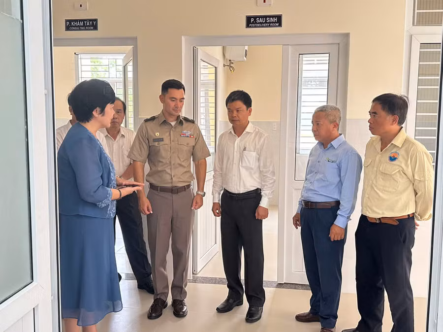 Phó Chủ tịch UBND tỉnh Nguyễn Hữu Quế (thứ 3 từ phải sang) cùng các đại biểu đi thăm quan công trình Trạm Y tế xã Sró. Ảnh: Thúy Ngọ