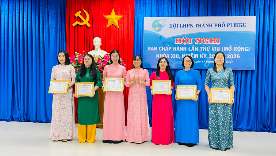 Các cá nhân nhận giấy khen của Ban chấp hành Hội LHPN TP. Pleiku vì có thành tích xuất sắc trong phong trào phụ nữ và công tác Hội giai đoạn 2021-2024. Ảnh: Bá Bính Các cá nhân nhận giấy khen của Ban chấp hành Hội LHPN TP. Pleiku vì có thành tích xuất sắc trong phong trào phụ nữ và công tác Hội giai đoạn 2021-2024. Ảnh: Bá Bính