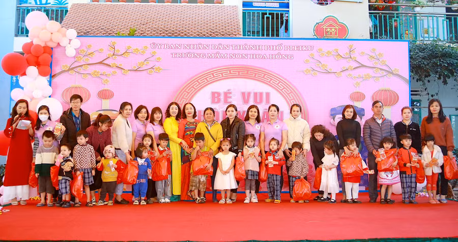 Bên cạnh đó, lễ hội mùa xuân được tổ chức còn nhằm mục đích giáo dục trẻ lòng yêu thương, sẻ chia với các bạn có hoàn cảnh khó khăn thông qua hoạt động gói bánh tặng bạn, trao quà…