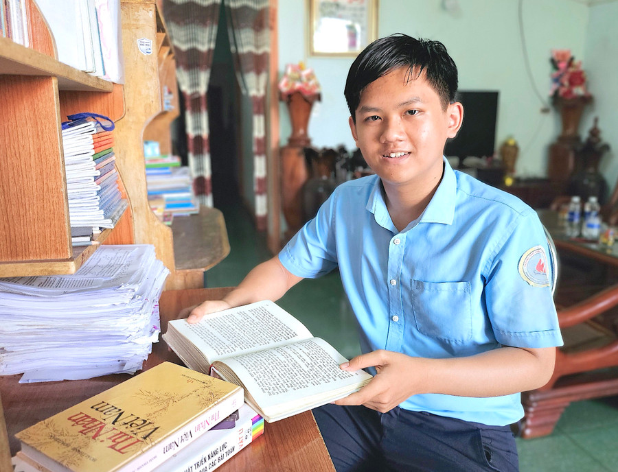Em Nguyễn Quốc Nhật Minh đang tích cực củng cố, mở rộng và nâng cao kiến thức trên tất cả các lĩnh vực để chuẩn bị cho trận chung kết Đường lên đỉnh Olympia năm thứ 24 sắp tới. Ảnh: Mộc Trà Em Nguyễn Quốc Nhật Minh đang tích cực củng cố, mở rộng và nâng cao kiến thức trên tất cả các lĩnh vực để chuẩn bị cho trận chung kết Đường lên đỉnh Olympia năm thứ 24 sắp tới. Ảnh: Mộc Trà