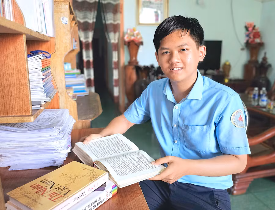 Em Nguyễn Quốc Nhật Minh đang tích cực củng cố, mở rộng và nâng cao kiến thức trên tất cả các lĩnh vực để chuẩn bị cho trận chung kết Đường lên đỉnh Olympia năm thứ 24 sắp tới. Ảnh: Mộc Trà