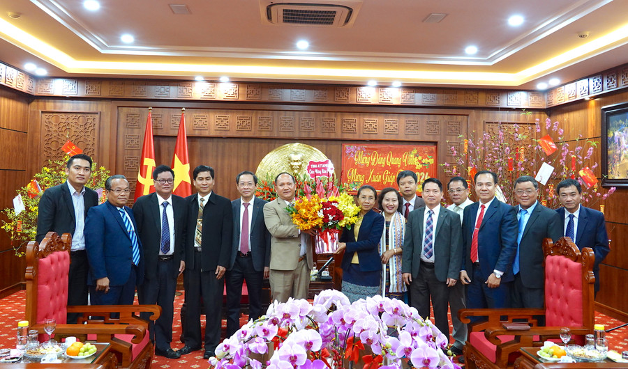 Phó Bí thư Tỉnh ủy, Chủ tịch HĐND tỉnh Attapeu Mi Na Phon-Xay Sổm Phu (thứ 8 từ phải sang) cùng đoàn đại biểu tặng hoa chúc mừng lãnh đạo tỉnh Gia Lai nhân dịp Tết cổ truyền của dân tộc Việt Nam. Ảnh: Mộc Trà Phó Bí thư Tỉnh ủy, Chủ tịch HĐND tỉnh Attapeu Mi Na Phon-Xay Sổm Phu (thứ 8 từ phải sang) cùng đoàn đại biểu tặng hoa chúc mừng lãnh đạo tỉnh Gia Lai nhân dịp Tết cổ truyền của dân tộc Việt Nam. Ảnh: Mộc Trà