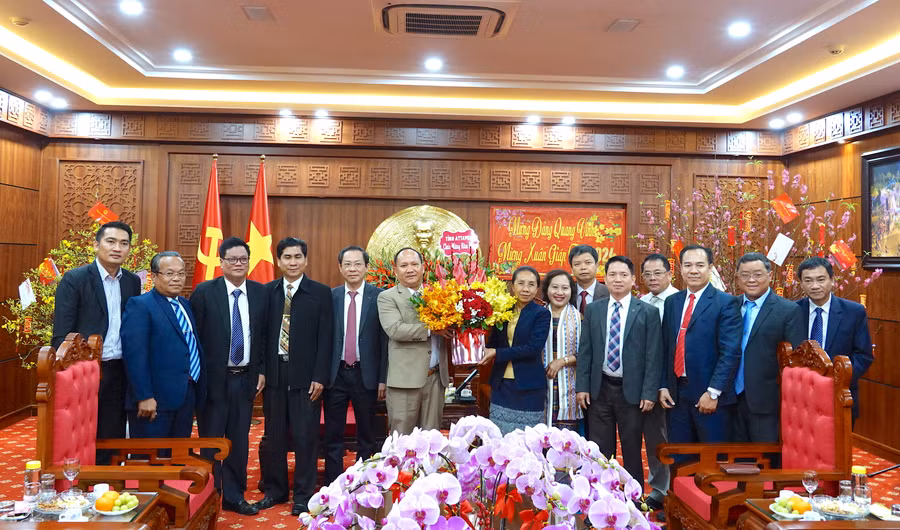 Phó Bí thư Tỉnh ủy, Chủ tịch HĐND tỉnh Attapeu Mi Na Phon-Xay Sổm Phu (thứ 8 từ phải sang) cùng đoàn đại biểu tặng hoa chúc mừng lãnh đạo tỉnh Gia Lai nhân dịp Tết cổ truyền của dân tộc Việt Nam. Ảnh: Mộc Trà