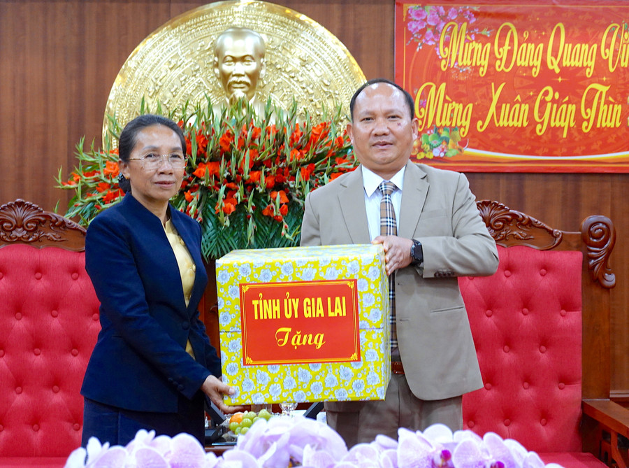 Phó Bí thư Tỉnh ủy Rah Lan Chung (bìa phải) tặng phần quà của Tỉnh ủy Gia Lai cho đoàn đại biểu tỉnh Attapeu. Ảnh: Mộc Trà Phó Bí thư Tỉnh ủy Rah Lan Chung (bìa phải) tặng phần quà của Tỉnh ủy Gia Lai cho đoàn đại biểu tỉnh Attapeu. Ảnh: Mộc Trà