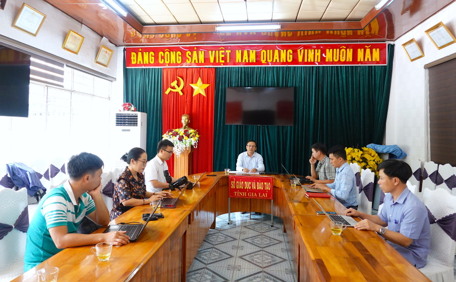 Quang cảnh buổi làm việc giữa Sở GD-ĐT và một số cơ quan báo chí địa phương và trung ương đứng chân trên địa bàn về sai sót trong đề thi Ngữ văn (chuyên). Ảnh: Mộc Trà