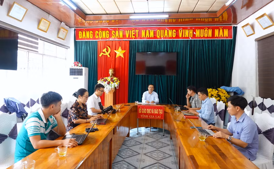 Quang cảnh buổi làm việc giữa Sở GD-ĐT và một số cơ quan báo chí địa phương và trung ương đứng chân trên địa bàn về sai sót trong đề thi Ngữ văn (chuyên). Ảnh: Mộc Trà