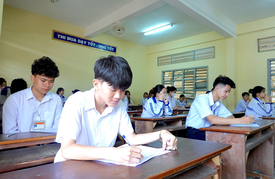 Học sinh lớp 12 của Trường THPT Pleiku tham gia thi thử tốt nghiệp THPT năm 2024 theo đề chung của Sở GD-ĐT. Ảnh: Mộc Trà