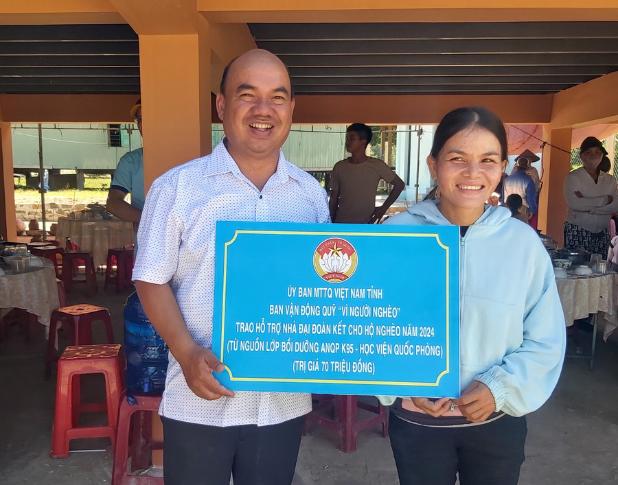 Ông Siu Trung-Phó Chủ tịch Ủy ban MTTQ Việt Nam tỉnh (bìa trái) trao tặng bảng tượng trưng hỗ trợ xây dựng nhà Đại đoàn kết cho hộ nghèo xã Yang Bắc. Ảnh: N.A Ông Siu Trung-Phó Chủ tịch Ủy ban MTTQ Việt Nam tỉnh (bìa trái) trao tặng bảng tượng trưng hỗ trợ xây dựng nhà Đại đoàn kết cho hộ nghèo xã Yang Bắc. Ảnh: N.A