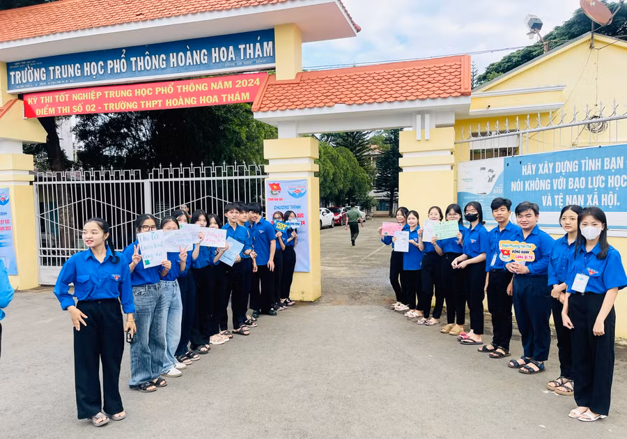 Gần 50 thành viên đội tiếp sức mùa thi tại Trường THPT Hoàng Hoa Thám (TP. Pleiku) chuẩn bị đội hình chào đón các sĩ tử bước vào môn thi đầu tiên. Ảnh: Trần Dung