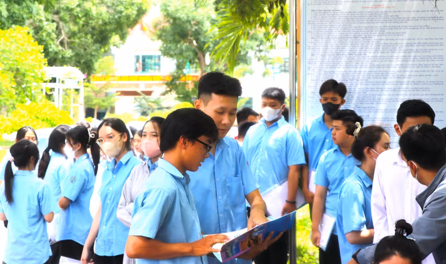 Thí sinh tại điểm thi Trường THPT Nguyễn Trãi (thị xã An Khê) trao đổi thông tin sau môn thi Địa lí. Ảnh: Ngọc Minh