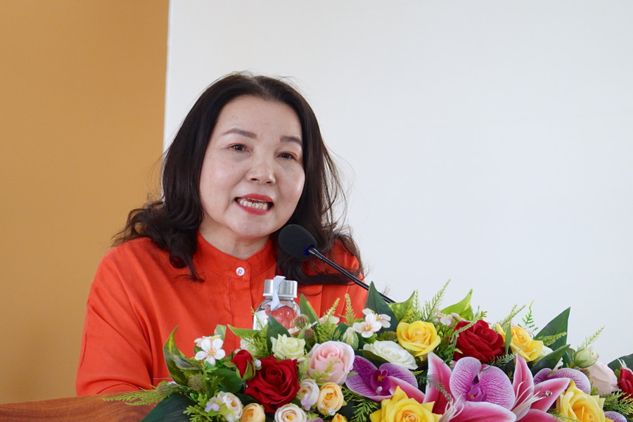 Cô Lê Thị Thu-Hiệu trưởng Trường THPT chuyên Hùng Vương trình bày về dự kiến phương án tuyển sinh lớp 10 năm học 2024-2025 của nhà trường. Ảnh: Mộc Trà