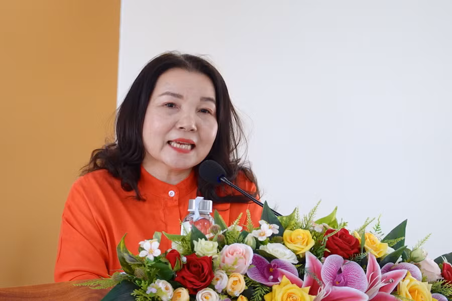 Cô Lê Thị Thu-Hiệu trưởng Trường THPT chuyên Hùng Vương trình bày về dự kiến phương án tuyển sinh lớp 10 năm học 2024-2025 của nhà trường. Ảnh: Mộc Trà