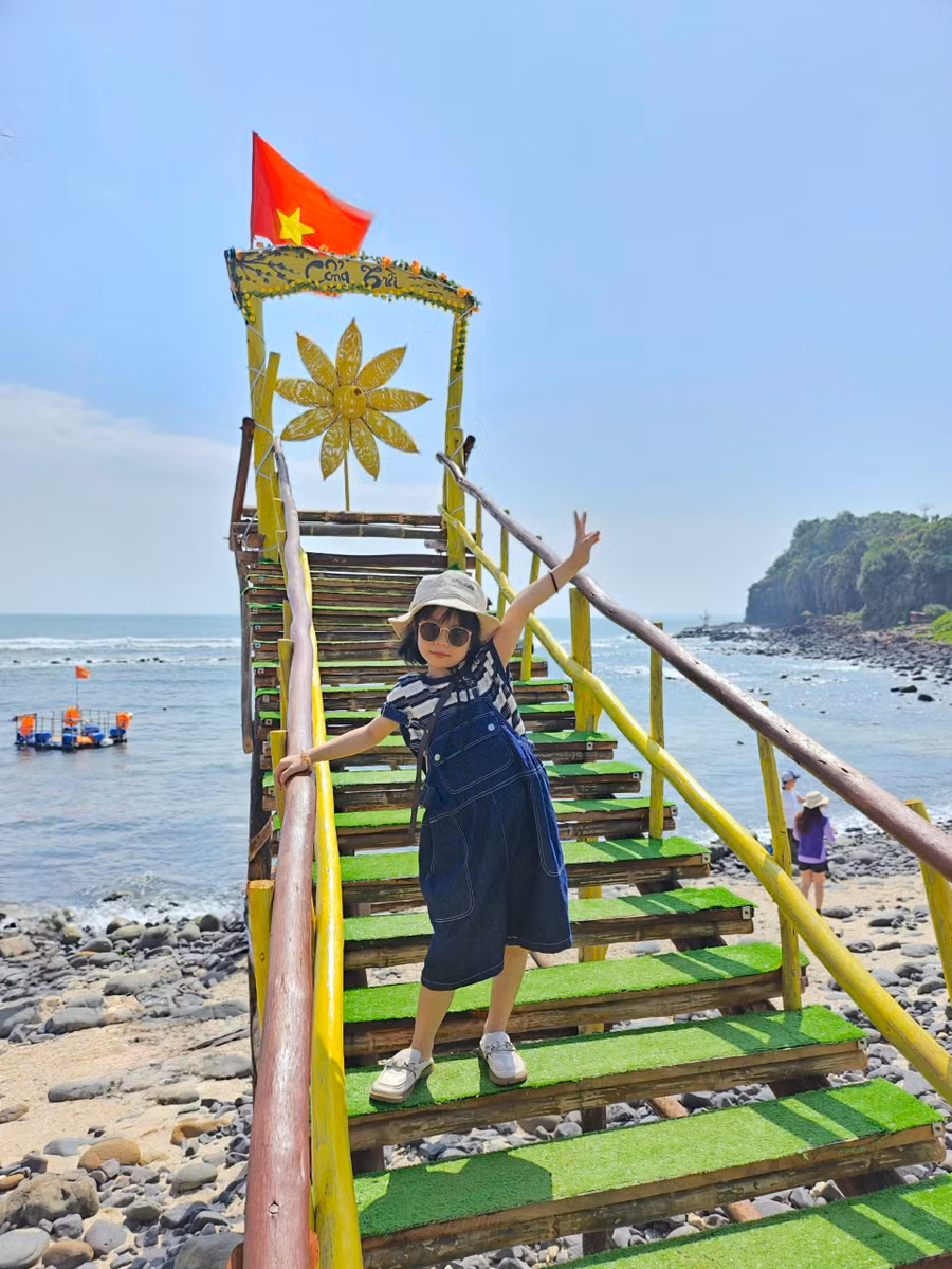 Đúng như nhiều người nhận định, điểm du lịch nên thơ này của Quảng Ngãi đã và đang “quyến rũ” nhiều du khách bốn phương. Để rồi, “đến Gành Yến thấy lòng xao xuyến/Rời Gành Yến lưu luyến không ngừng”. Ảnh: Mộc Trà