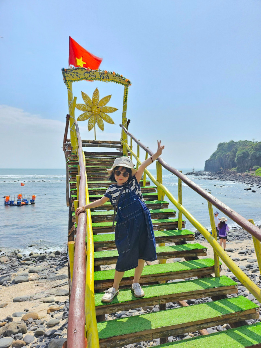 Đúng như nhiều người nhận định, điểm du lịch nên thơ này của Quảng Ngãi đã và đang “quyến rũ” nhiều du khách bốn phương. Để rồi, “đến Gành Yến thấy lòng xao xuyến/Rời Gành Yến lưu luyến không ngừng”. Ảnh: Mộc Trà