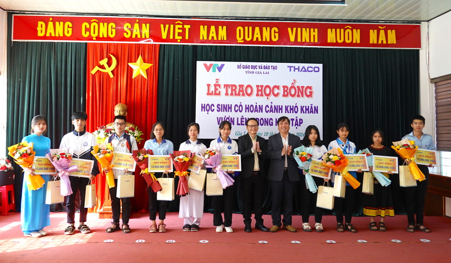Đại diện lãnh đạo Sở GD-ĐT tỉnh Gia Lai, nhà tài trợ THACO và Đài Truyền hình Việt Nam trao tặng học bổng cho 10 em học sinh có hoàn cảnh khó khăn. Ảnh: Mộc Trà