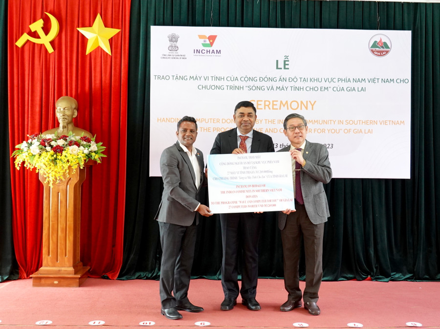 Giám đốc Sở GD-ĐT Lê Duy Định (bìa phải) tiếp nhận bảng tượng trưng tặng 27 máy vi tính từ Cộng đồng Ấn Độ khu vực phía Nam Việt Nam. Ảnh: Mộc Trà Giám đốc Sở GD-ĐT Lê Duy Định (bìa phải) tiếp nhận bảng tượng trưng tặng 27 máy vi tính từ Cộng đồng Ấn Độ khu vực phía Nam Việt Nam. Ảnh: Mộc Trà