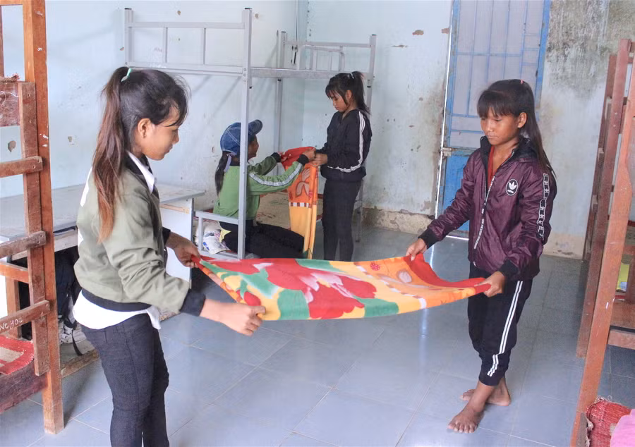 Việc xây dựng nhà ở bán trú ở các trường phổ thông sẽ giúp nhiều học sinh dân tộc thiểu số vùng khó thêm vững bước đến trường. Ảnh: Mộc Trà