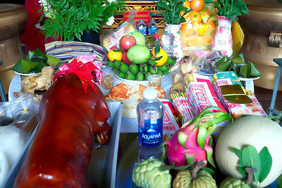 Dưới sự hỗ trợ của cán bộ, nhân viên Công viên Đồng Xanh, mâm lễ nhanh chóng được sửa soạn, bày biện một cách chỉn chu và trang trọng, thể hiện sự ngưỡng vọng đối với các vị Vua Hùng. Ảnh: Đức Thụy