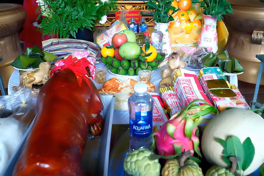 Dưới sự hỗ trợ của cán bộ, nhân viên Công viên Đồng Xanh, mâm lễ nhanh chóng được sửa soạn, bày biện một cách chỉn chu và trang trọng, thể hiện sự ngưỡng vọng đối với các vị Vua Hùng. Ảnh: Đức Thụy