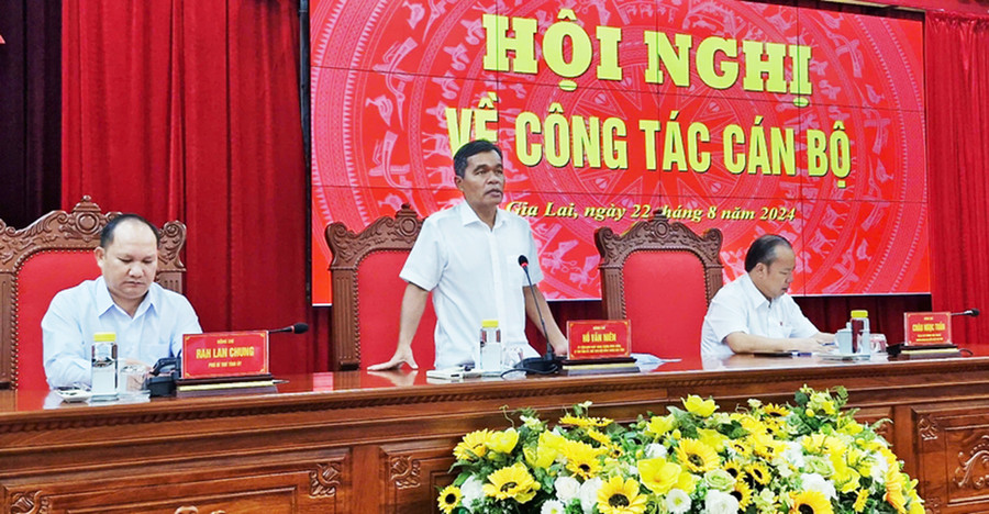 Bí thư Tỉnh ủy Hồ Văn Niên phát biểu quán triệt hội nghị. Ảnh: Vĩnh Hoàng