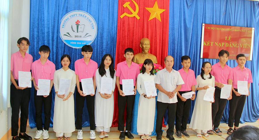 Phó Bí thư Thường trực Huyện ủy Chư Sê Lê Đình Huấn trao quyết định kết nạp Đảng cho các đảng viên là học sinh của Trường THPT Trần Cao Vân. Ảnh: M.T Phó Bí thư Thường trực Huyện ủy Chư Sê Lê Đình Huấn trao quyết định kết nạp Đảng cho các đảng viên là học sinh của Trường THPT Trần Cao Vân. Ảnh: M.T