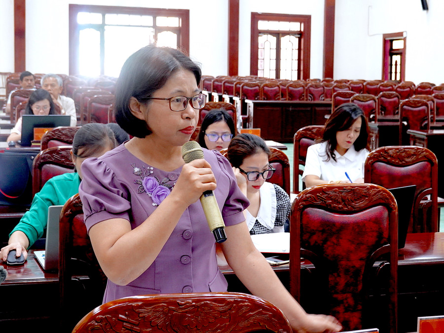 Bà Trần Thị Hồng Nguyệt-Bí thư Đảng ủy, Chủ tịch HĐND phường Diên Hồng nêu ý kiến về việc kiểm soát chất lượng các dự án do UBND xã, phường làm chủ đầu tư. Ảnh: Mộc Trà Bà Trần Thị Hồng Nguyệt-Bí thư Đảng ủy, Chủ tịch HĐND phường Diên Hồng nêu ý kiến về việc kiểm soát chất lượng các dự án do UBND xã, phường làm chủ đầu tư. Ảnh: Mộc Trà