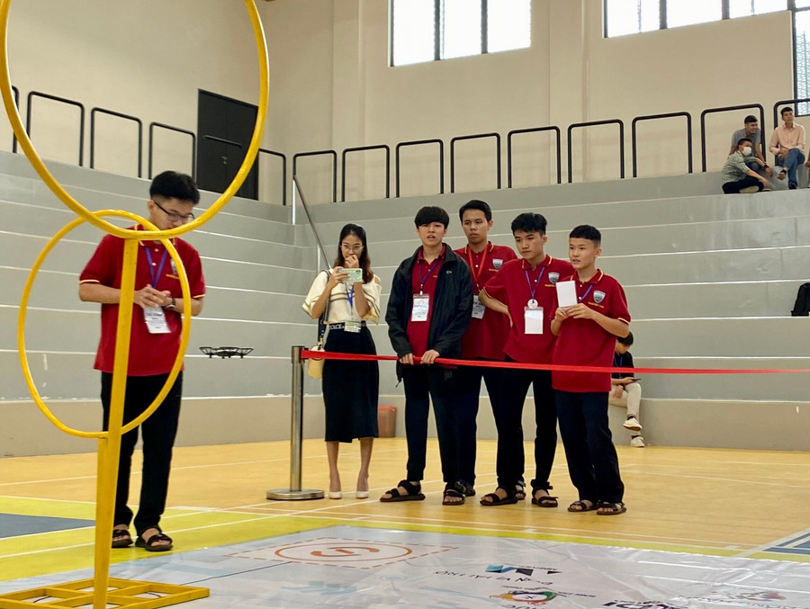 Học sinh Trường THPT Chi Lăng tại cuộc thi lập trình Drone khu vực phía Nam. Ảnh: ĐVCC Học sinh Trường THPT Chi Lăng tại cuộc thi lập trình Drone khu vực phía Nam. Ảnh: ĐVCC
